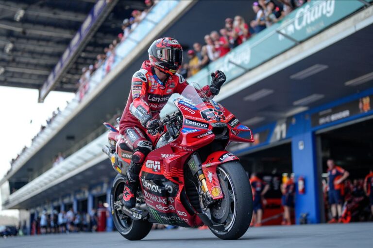 Spraigā brāļu cīņā par uzvaru ‘MotoGP’ pirmajā posmā triumfē Marks Markess