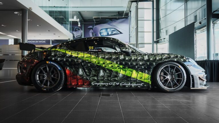 Par godu latviešu krokodilu medniekam ‘Porsche Latvia Racing Team’ izveido īpašu auto dizainu
