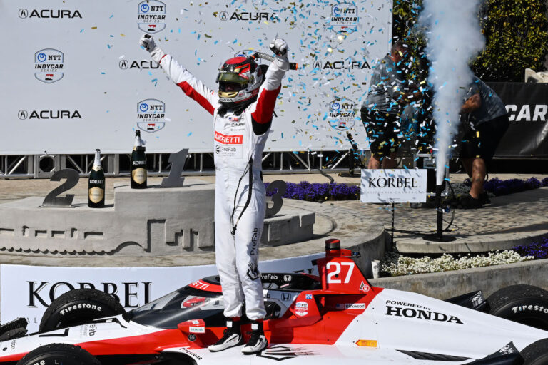 Leģendārajā Longbīčas trasē trešo ‘IndyCar’ uzvaru karjerā izcīna Kirkvuds