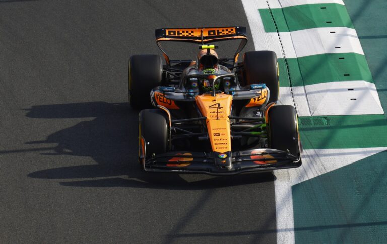 ‘McLaren’ neapturami trešajā treniņā Džidas trasē