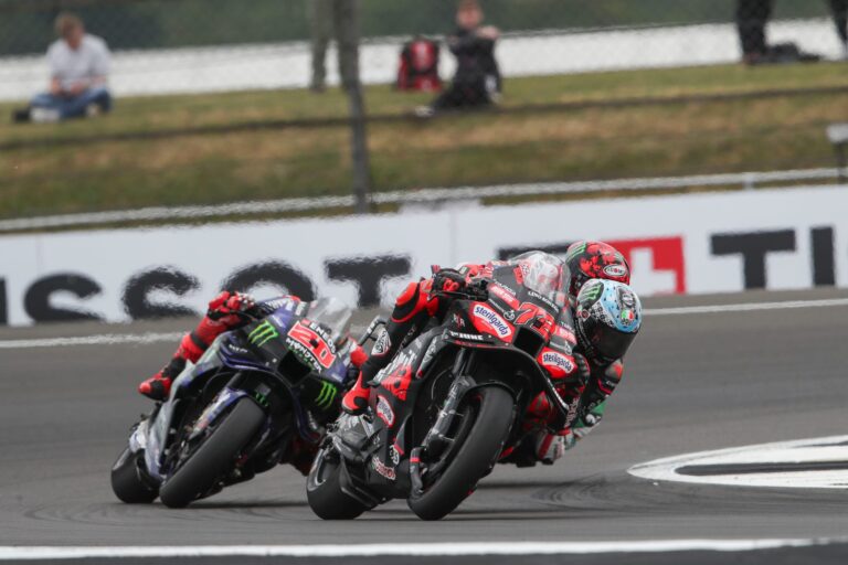 Bedzeki uzvar dramatiskiem pavērsieniem bagātā ‘MotoGP’ posmā Silverstonā
