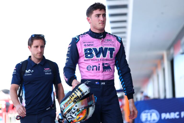 Dūens: “Beidziet uzmākties manai ģimenei!”