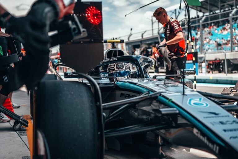 F1 debitants Antonelli pārspēj ‘McLaren’ pilotus un uzvar sprinta kvalifikācijā