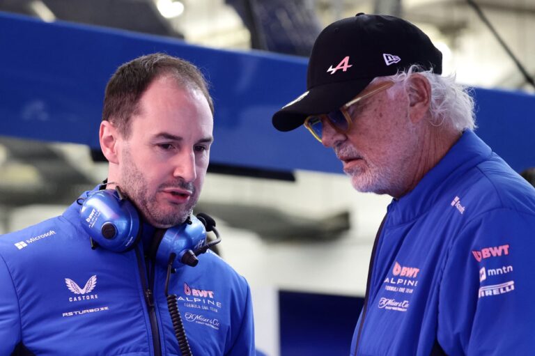 Oukss atkāpjas no ‘Alpine’ vadītāja amata, vietā stājas Briatore