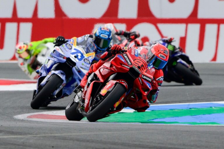 Marks Markess uzvar Nīderlandes GP, Alekss Markess kritienā lauž roku