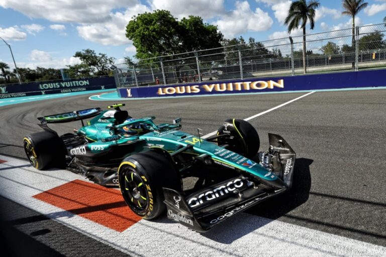 ‘Aston Martin’ vadītājs nenoliedz baumas par Raselu, bet uzsver stabilitātes priekšrocības