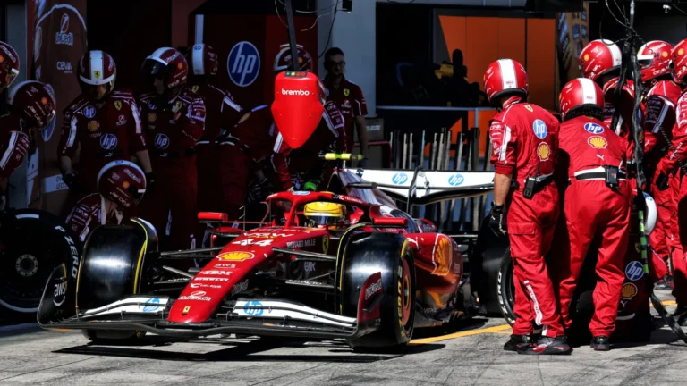 Hamiltons pārspēj ‘McLaren’ pilotus, Arons debitē F1 treniņbraucienos