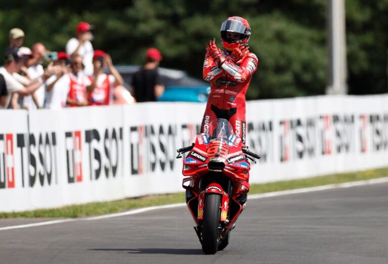 Markess apdzen Bedzeki un uzvar Čehijas ‘MotoGP’ sacensībās