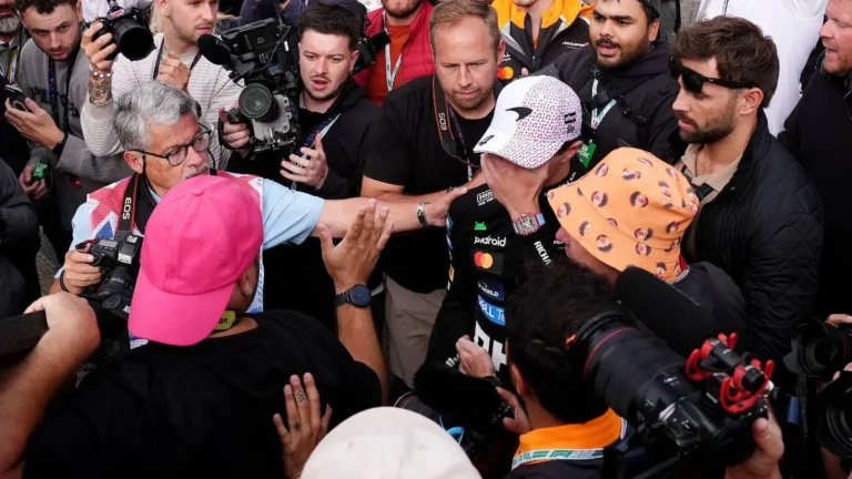 Noriss atlabst no deguna traumas, ko guva Lielbritānijas GP uzvaras svinībās