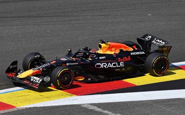Red Bull maina mašīnas uzstādījumus, cerot uz lietus sacīksti