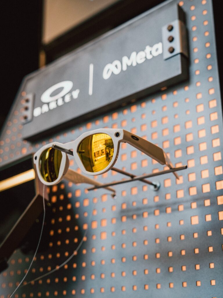 Gudrie brilles Ray-Ban & Oakley Meta AI: fotogrāfija, video un nākotnes tehnoloģijas ikdienā