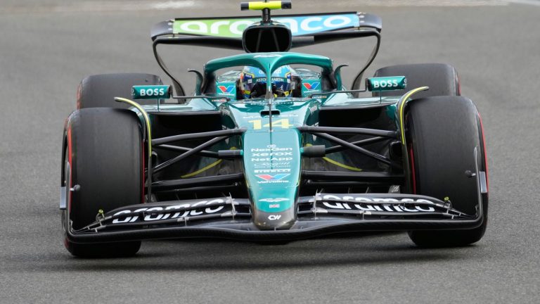 Alonso pārsteidz ar ātrāko laiku Singapūras GP pirmajā treniņā