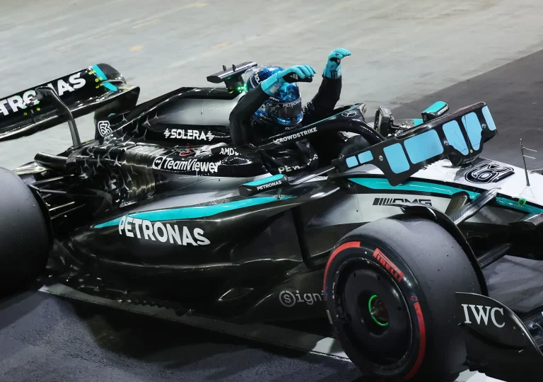 Raselam uzvara Singapūras GP, ‘McLaren’ nodrošina Konstruktoru kausu