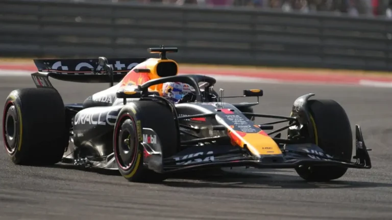‘McLaren’ pilotiem sadursme, Verstapens uzvar sprintā
