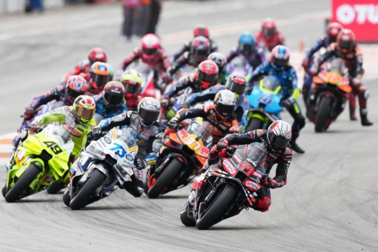 ‘MotoGP’ sezonas finālā Bedzeki uzvara un ‘Aprilia’ dubultuzvaru