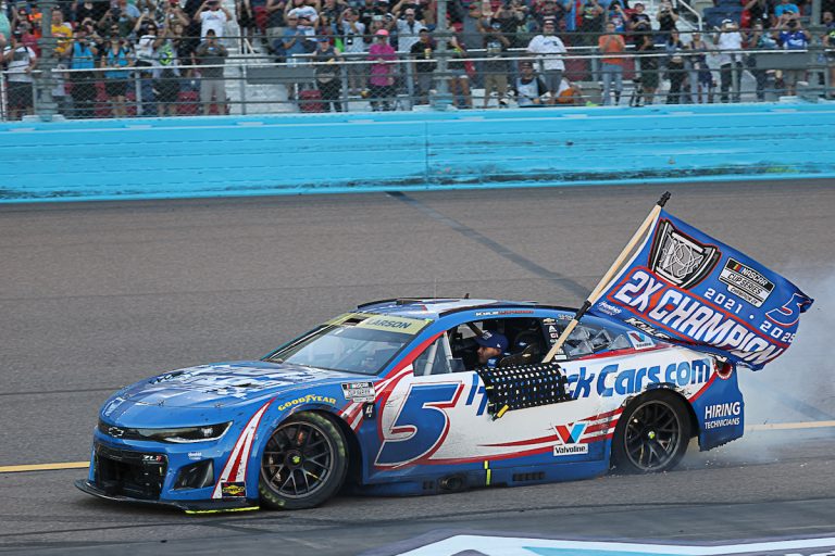 Dramatiskā finālā NASCAR ‘Cup Series’ otro titulu izcīna Larsons