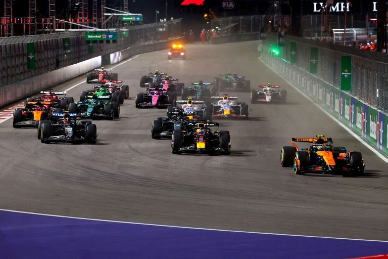 Pēc Norisa kļūdas startā Lasvegasas GP uzvar Verstapens