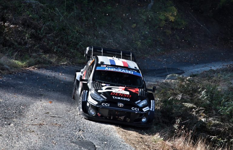 Ožjē Japānas rallijā uzveic Evansu, čempions noskaidrosies finālposmā