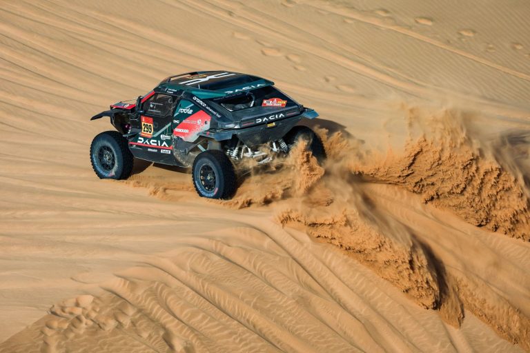 Al-Atija nevainojami pieveic kāpas un atgriežas Dakaras rallija vadībā