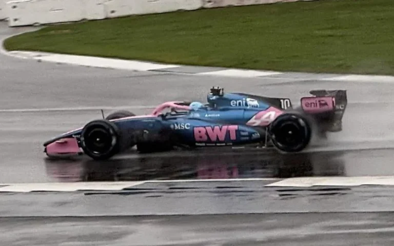 Noplūst kadri no ‘Alpine’ testiem: Gazlī iemēģina jauno F1 auto ar ‘Mercedes’ dzinēju