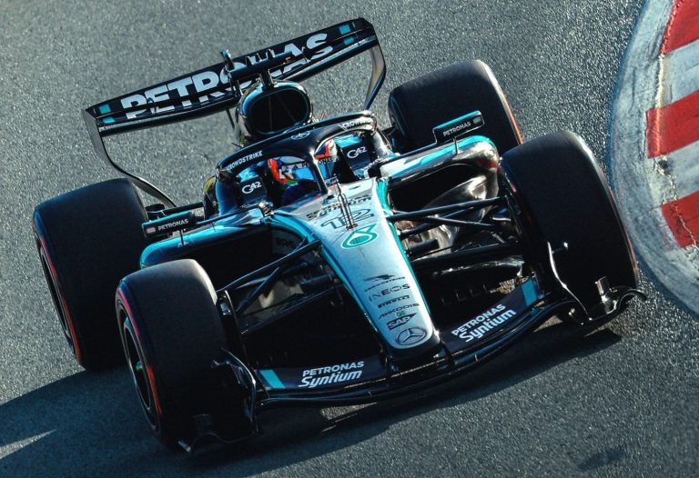 ‘Mercedes’ piloti ātrākie testu trešajā dienā