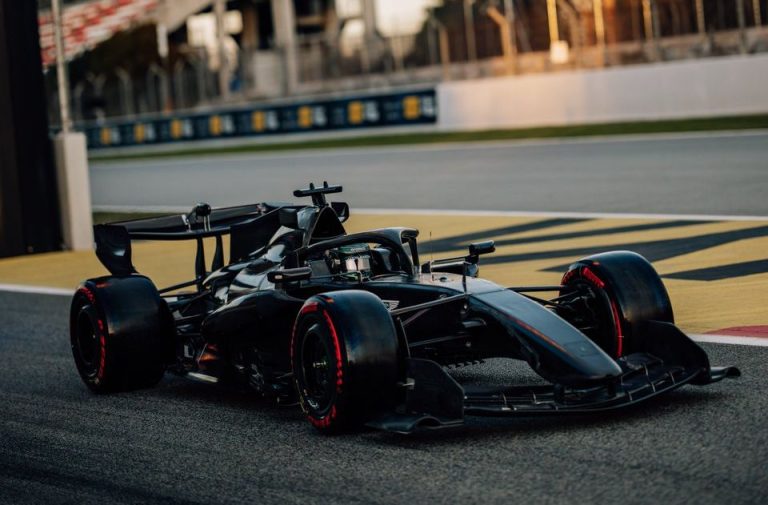 ‘Mercedes’ ražīgi noslēdz pirmos testus, ‘Aston Martin’ problēmas jau sākumā