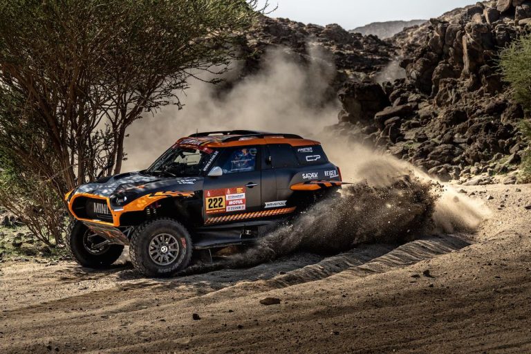 Dakaras pirmajā ātrumposmā uzvar De Meviuss