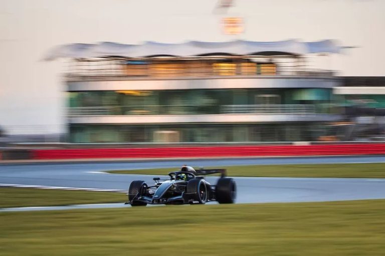 ‘Cadillac’ F1 komanda Silverstonā aizvadījusi pirmos testus