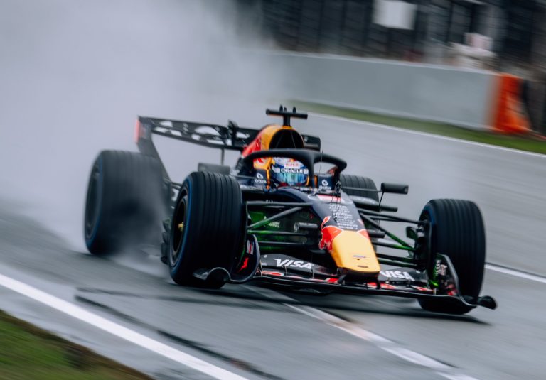 Verstapens saslīd, Hadžārs avarē otrajā F1 testu dienā