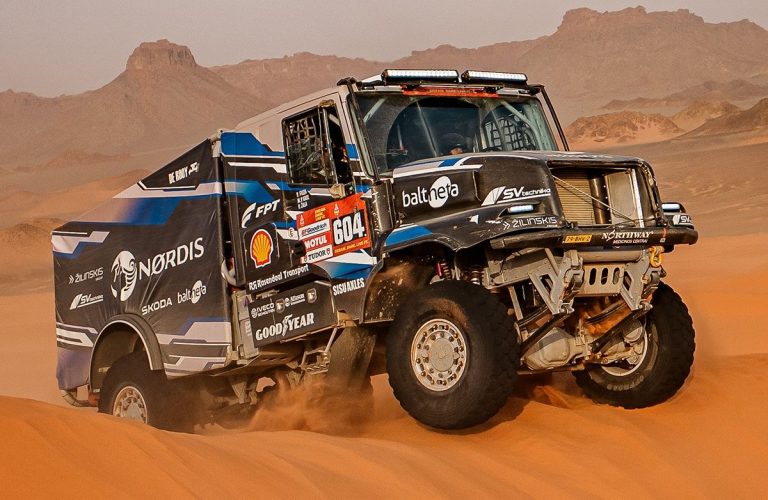 Lietuviešu pilots Žala uzvar Dakarā, pa ceļam glābjot galveno konkurentu