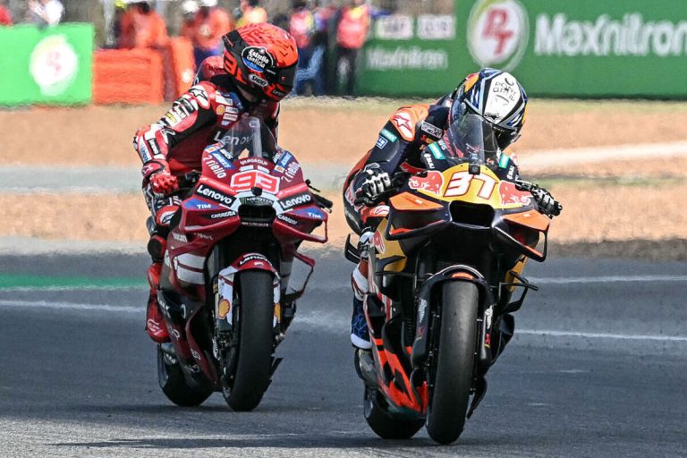 ‘MotoGP’ sezona startē ar dramatisku sprintu un Akostas uzvaru