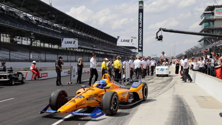 ‘McLaren’ atklāti uzaicina Alonso atgriezties ‘Indy 500’ sacīkstēs