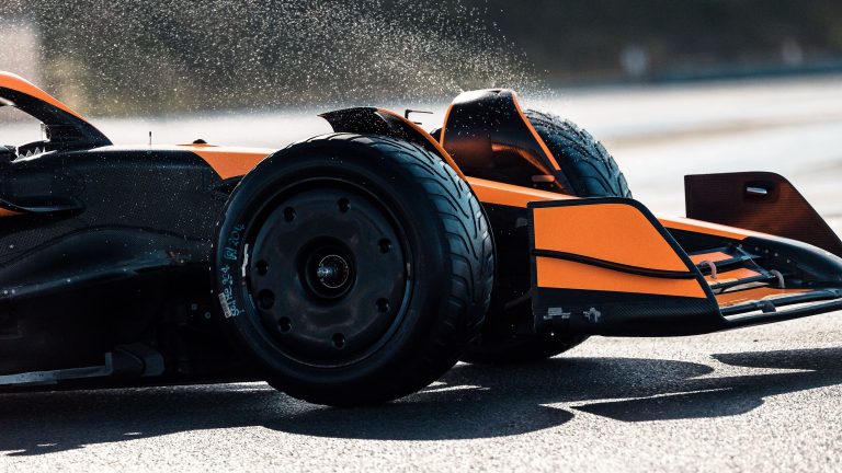 ‘McLaren’ un ‘Mercedes’ slapjā Bahreinas trasē testēs jaunās lietus riepas