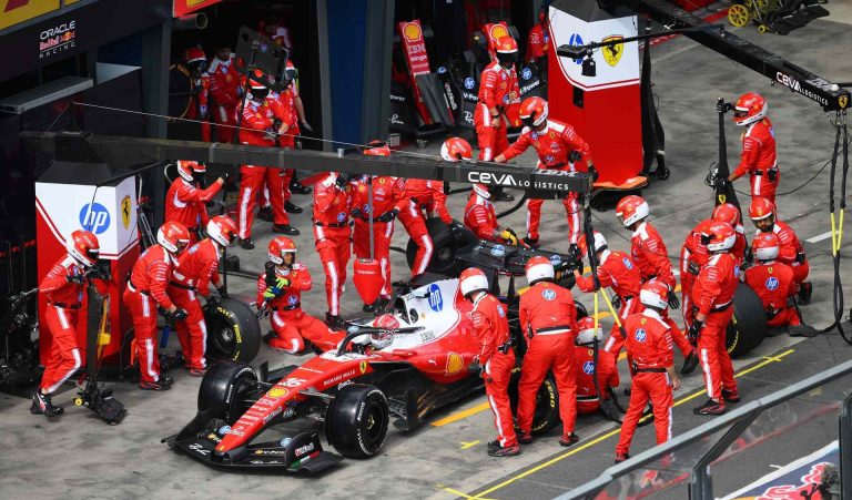 ‘Ferrari’ nenožēlo virtuālās drošības mašīnas laikā neveikto riepu maiņu