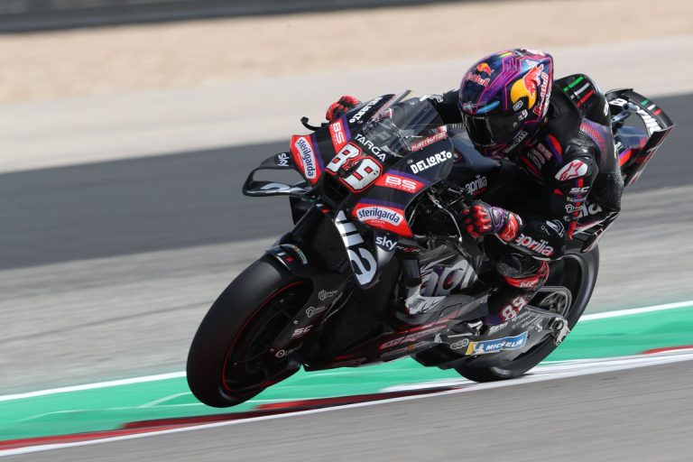 Neticami aizraujošā ‘MotoGP’ sprintā Ostinā Martins izrauj uzvaru un nokrīt