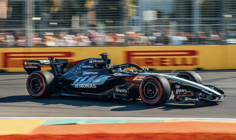 ‘Mercedes’ demonstrē pārspēku un izcīna pirmo starta rindu Austrālijā