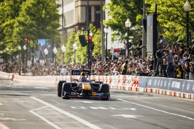 Rīgas ielās šovasar pirmo reizi izbrauks ‘Red Bull’ F1 bolīds