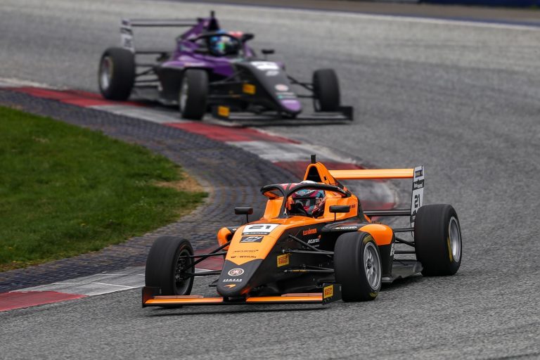 Ella Hakinena jau F4 debijā spēj iekļūt pirmajā desmitniekā