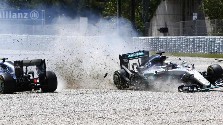 Hamiltons un Rosbergs 2016. gadā bijuši tuvu atlaišanai no ‘Mercedes’