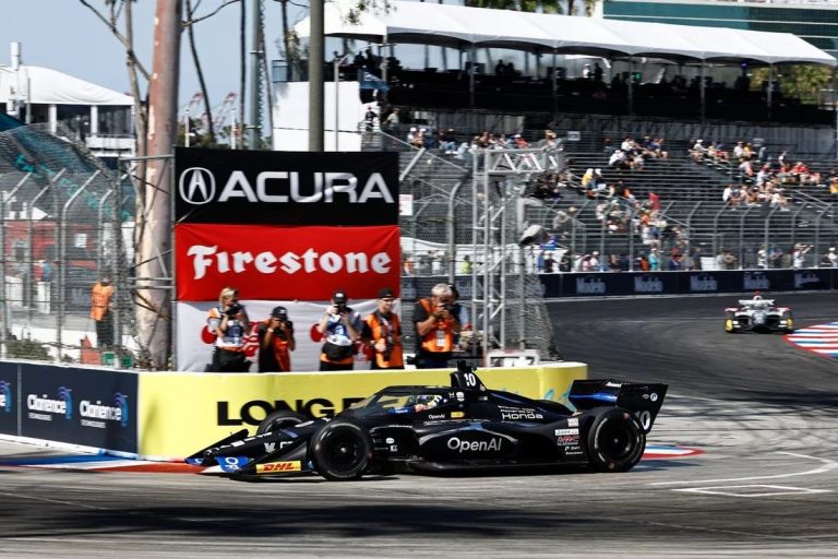 Palou uz pitstopa rēķina izcīna uzvaru leģendārajā Longbīčas ielu trasē