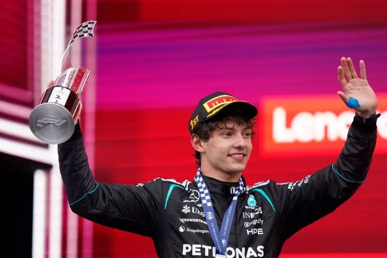 Pēc ‘Mercedes’ pilotu spraiga dueļa Antonelli atkal uzvar, Rasels izstājas