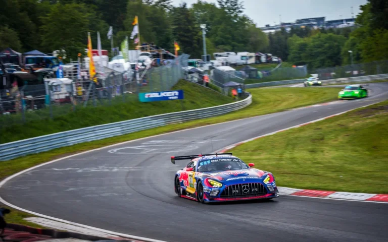 Tiešraide: ’24h Nürburgring’ sacensības ar Latvijas pilotu un Verstapena dalību