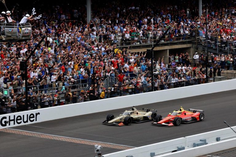 Rozenkvists pēdējā aplī apdzen lietuvieti un uzvar ‘Indy 500’ sacīkstē