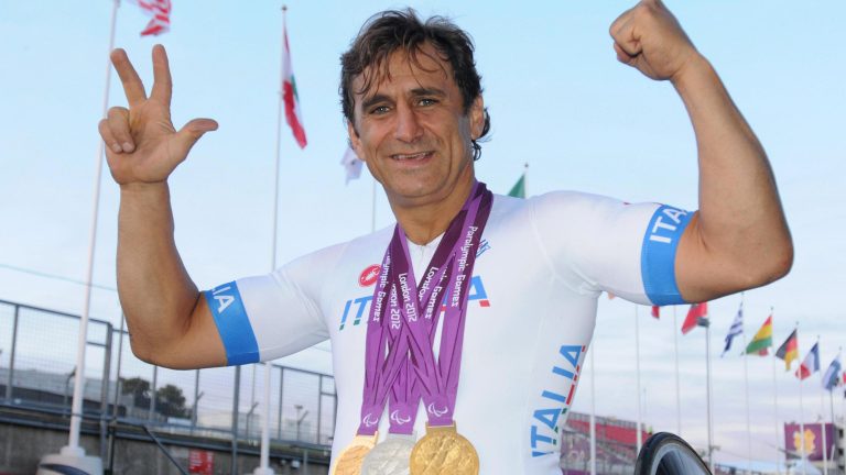 Sporta pasaule sēro – 59 gadu vecumā miris gribasspēka simbols Alekss Zanardi