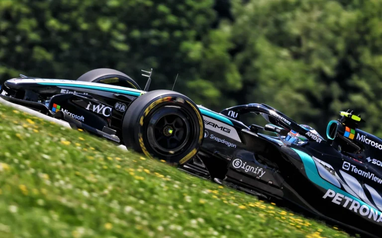 ‘Mercedes’ piloti ātrākie pirmajā treniņā Austrijā