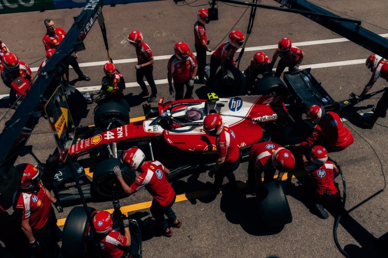 Rasels un Hamiltons sacīkstē prognozē divus vai trīs pitstopus