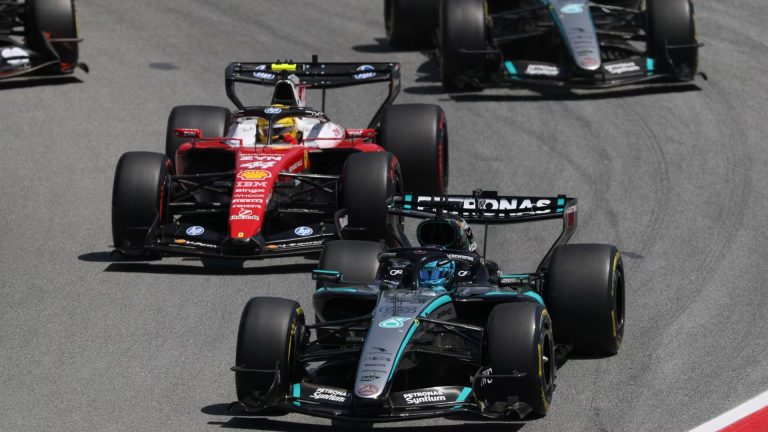 Hamiltons izcīna pirmo ‘Grand Prix’ uzvaru ‘Ferrari’ komandas sastāvā