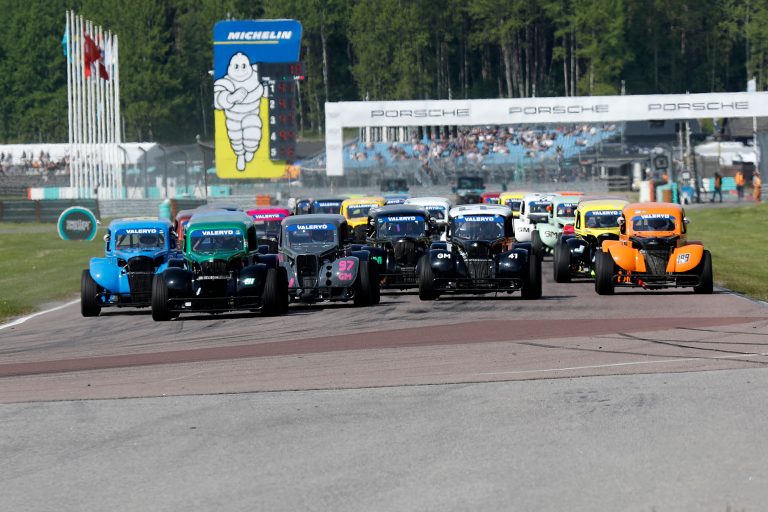 Zviedris pie ‘Legend Cars’ stūres atgriežas ar spēcīgu sniegumu un 4. vietu braucienā
