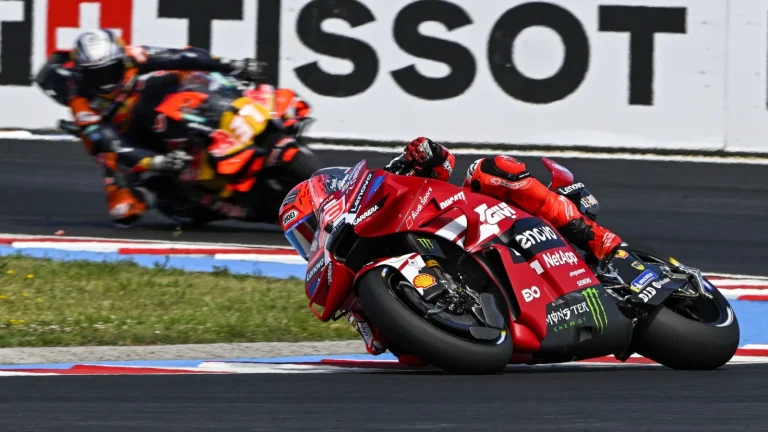 Startā krīt ‘MotoGP’ sezonas līderi, Marks Markess izcīna vēsturisku 100. uzvaru