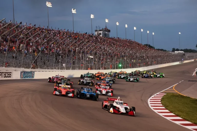 ‘Penske’ pilots Ņūgārdens triumfē divreiz apturētā ‘IndyCar’ sacīkstē
